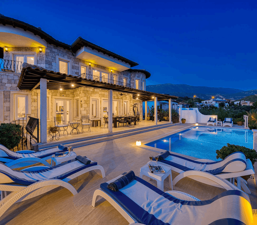 Luxury Waterfront Villa in Dubai